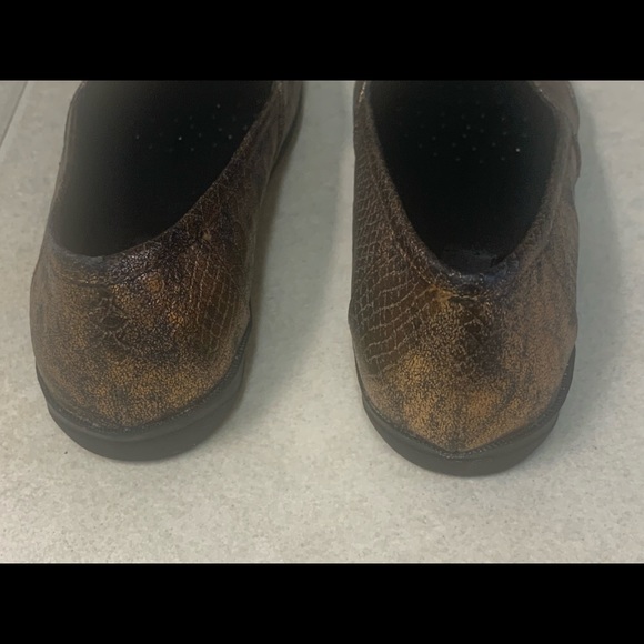 🦁BRONZE LOAFERS (6.5 medium)🦁 - Picture 3 of 8